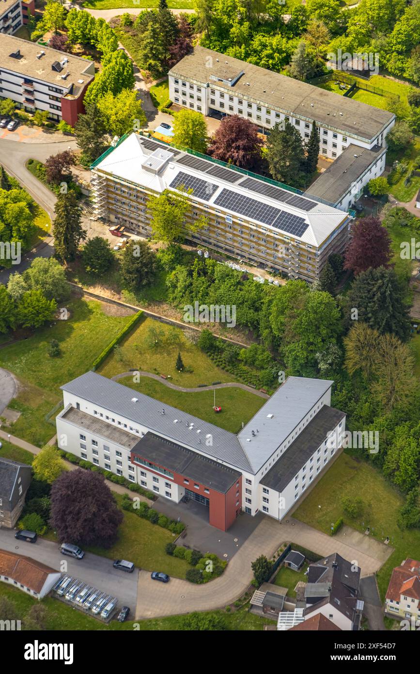Veduta aerea, LWL-Klinik Marsberg, cantiere con lavori di ristrutturazione e ponteggi e tetto solare, Niedermarsberg, Marsberg, Sauerland, Nort Foto Stock