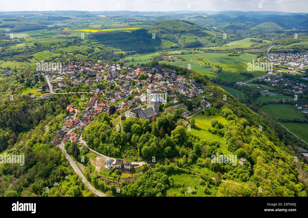 Vista aerea, area residenziale, vista di Obermarsberg su una collina boscosa, Chiesa cattolica di San Nicola sullo sfondo, San Pietro e Paolo Collegia Foto Stock