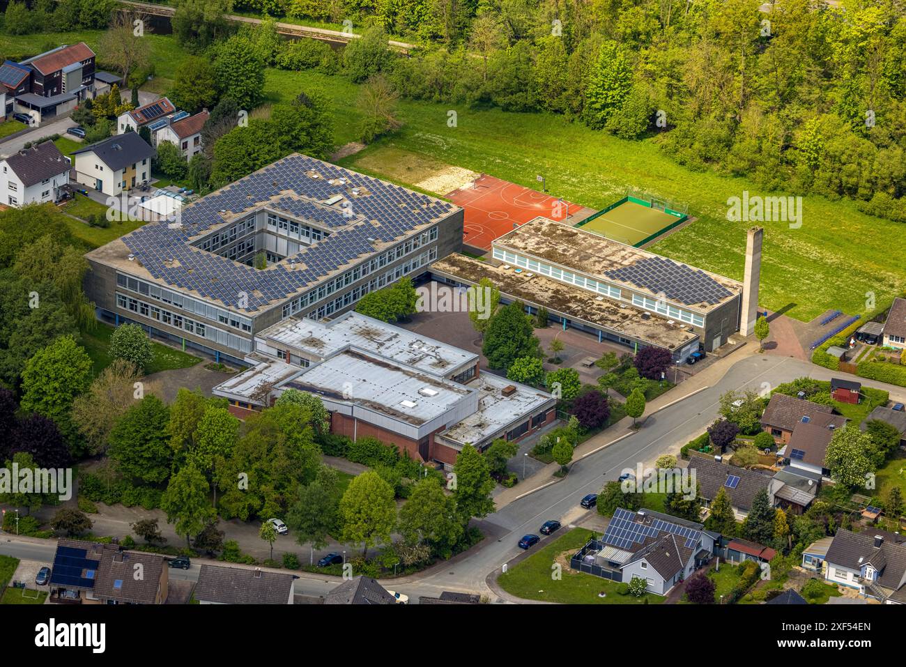 Vista aerea, Carolus-Magnus-Gymnasium con tetto solare, Niedermarsberg, Marsberg, Sauerland, Renania settentrionale-Vestfalia, Germania, foto aerea, Carolus Mag Foto Stock
