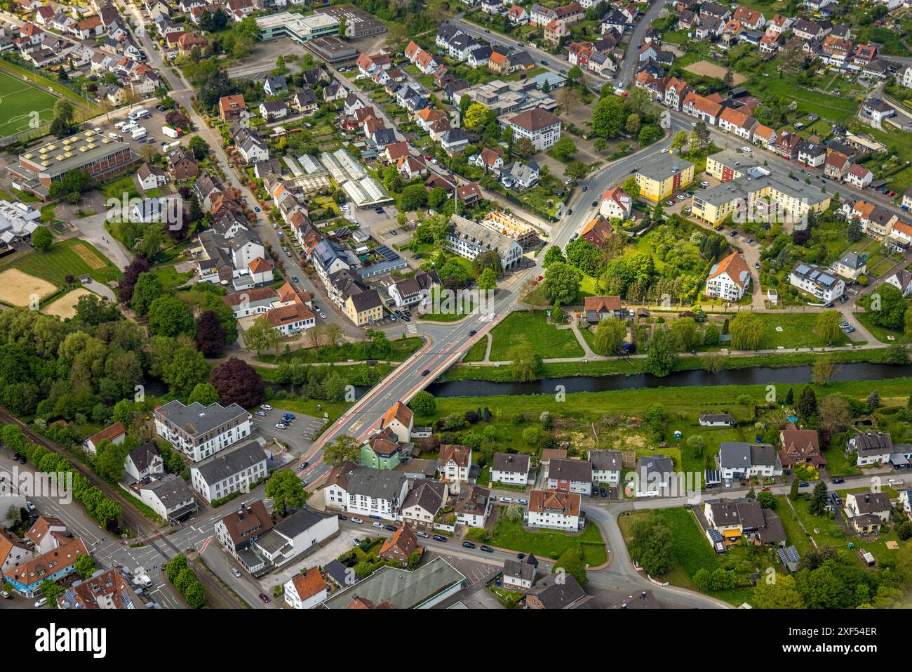 Vista aerea, municipio e cantiere con estensione del municipio, strada principale con ponte sul fiume Diemel, parco An den Bleichen, K-und-S senior Foto Stock