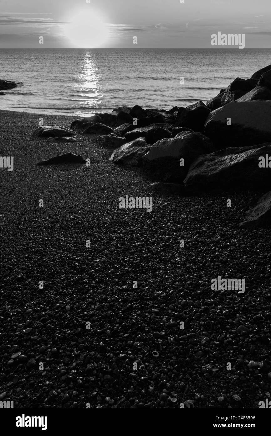Alba sul Mare del Nord dalla spiaggia di Felixstowe Inghilterra Regno Unito. Febbraio 2024 Foto Stock