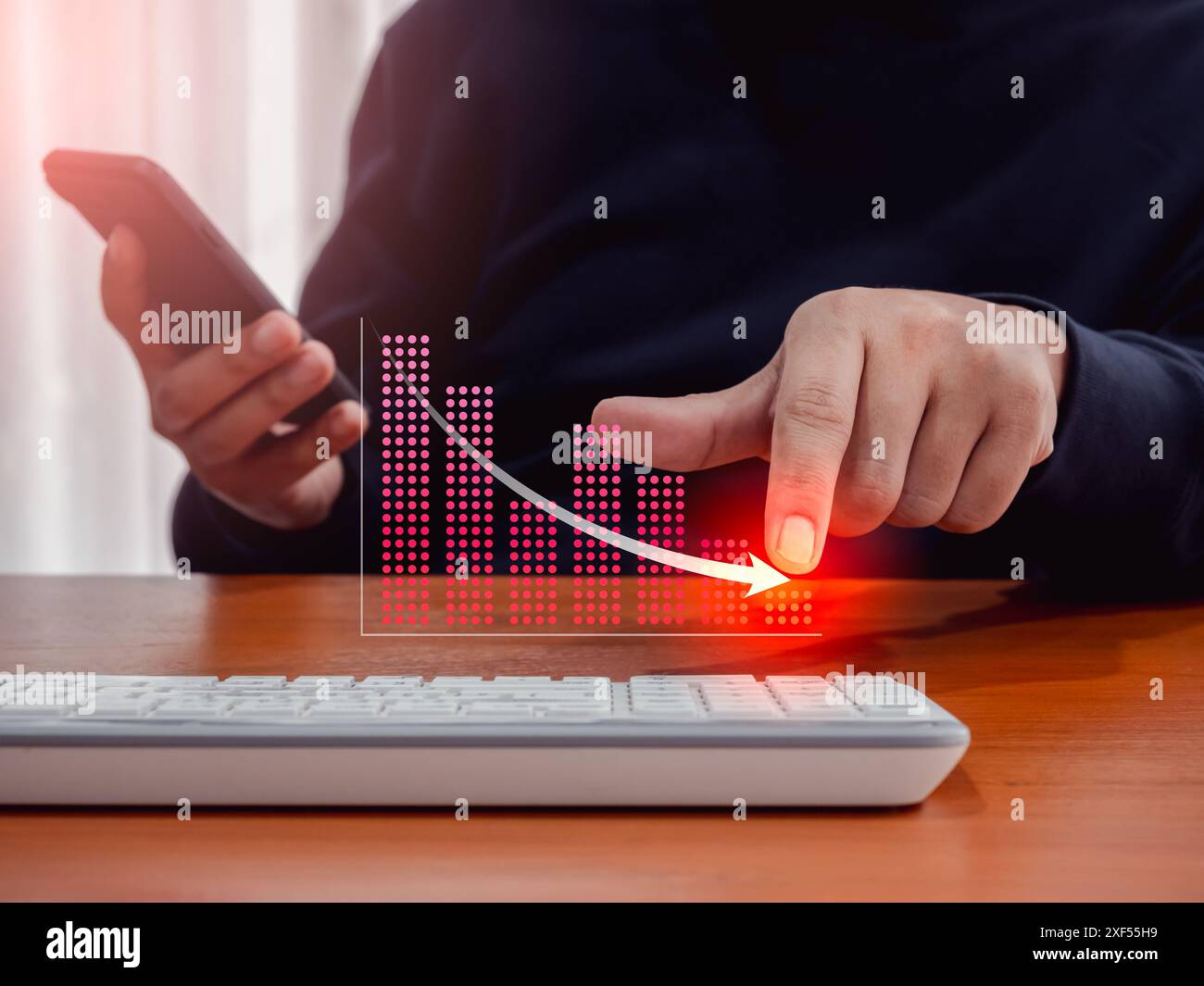 Freccia verso il basso, disegna con mano l'uomo d'affari mentre utilizza lo smartphone, sul grafico digitale rosso diminuisce il grafico aziendale, grafico grafico virtuale a schermo. cris finanziario Foto Stock