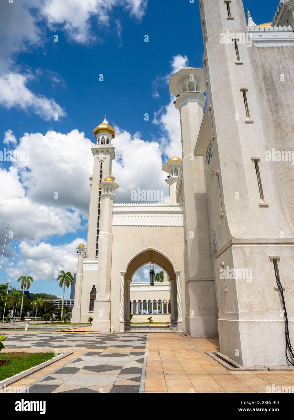 Scena verticale, edificio architettonico esterno della moschea masjid di Omar Ali Saifuddien, che prende il nome dal 28° sultano, simbolo iconico di Bandar Ser Foto Stock