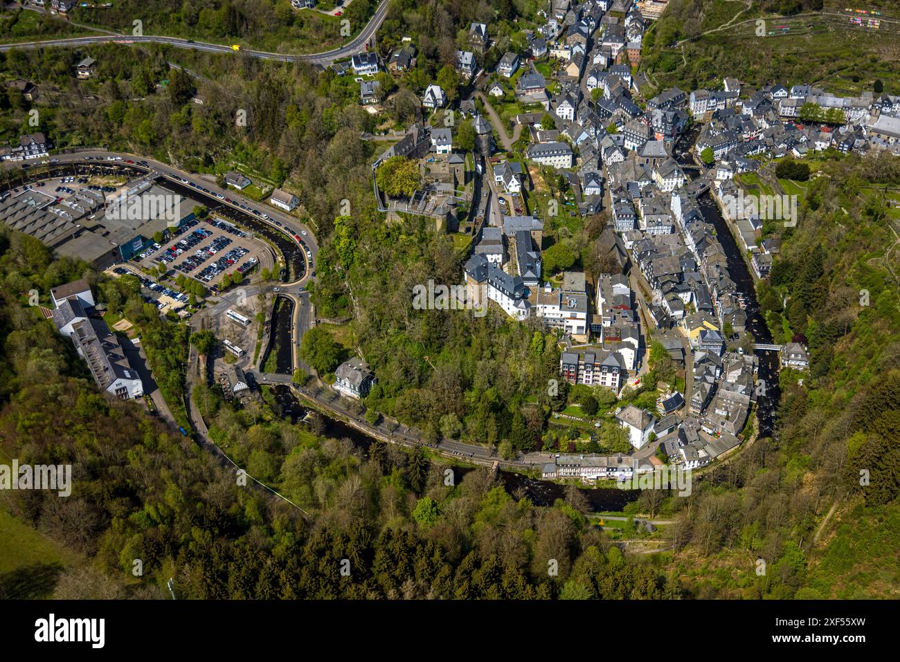 Vista aerea, centro storico con edifici medievali e il castello di Monschau, la chiesa protestante sul fiume Rur, sulla sinistra il museo avventura Foto Stock