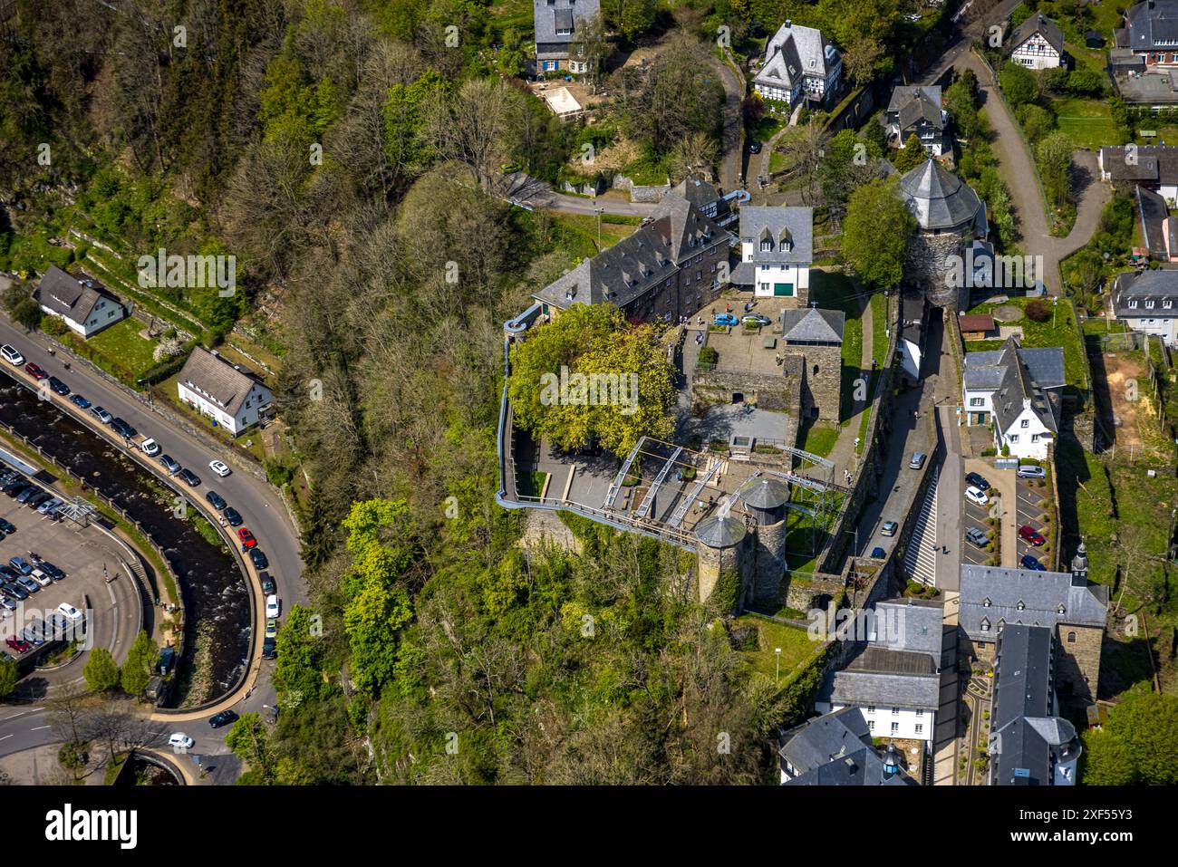 Vista aerea, castello di Monschau, Schloßberg, ostello della gioventù DJH e luogo dell'evento, vista e punto di riferimento, Monschau, Renania settentrionale-Vestfalia, Germania, antenna p Foto Stock