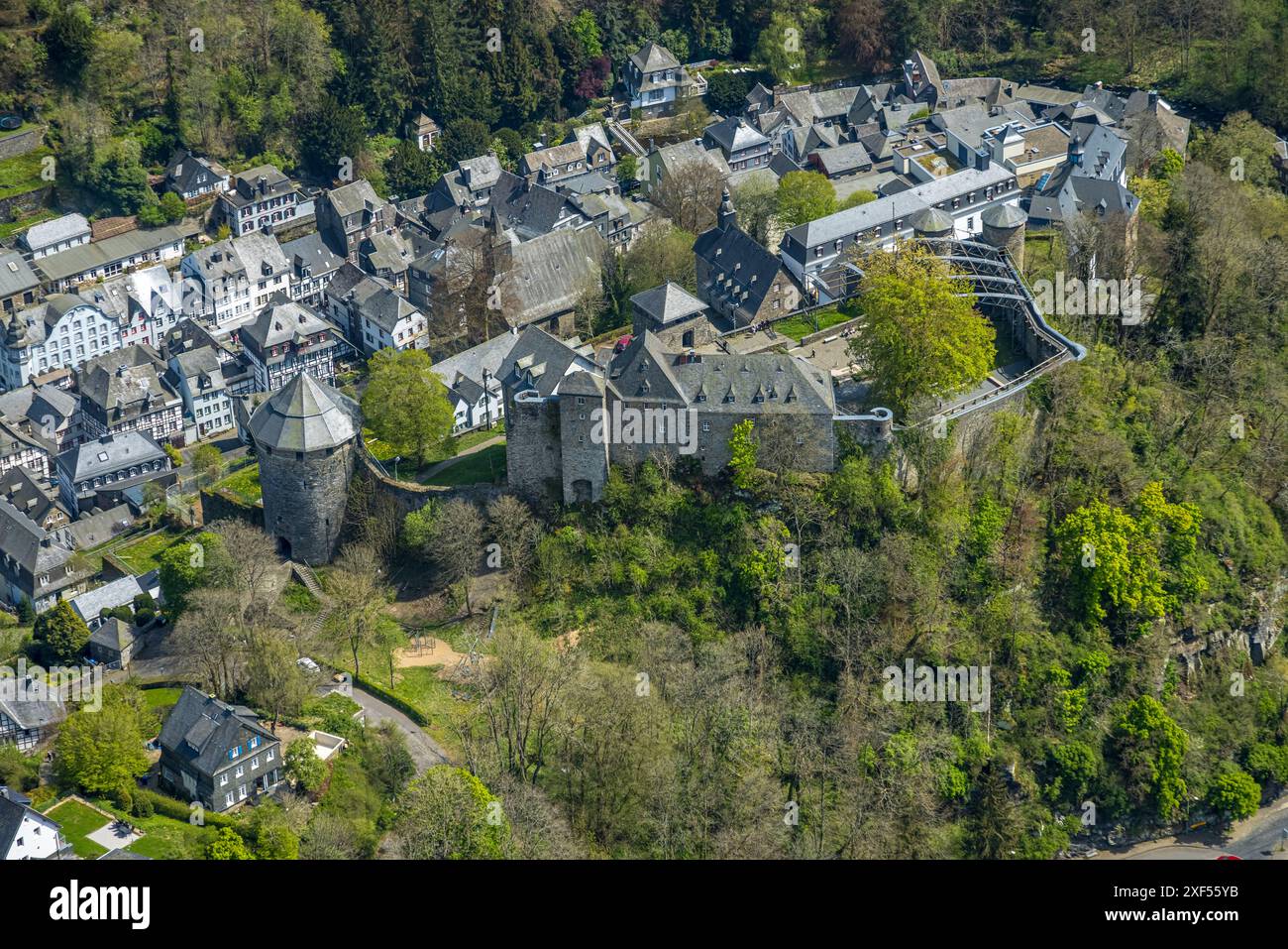 Vista aerea, castello di Monschau, Schloßberg, ostello della gioventù DJH e luogo dell'evento, vista e punto di riferimento, chiesa e monastero di Maria-Hilf, storico medievale Foto Stock