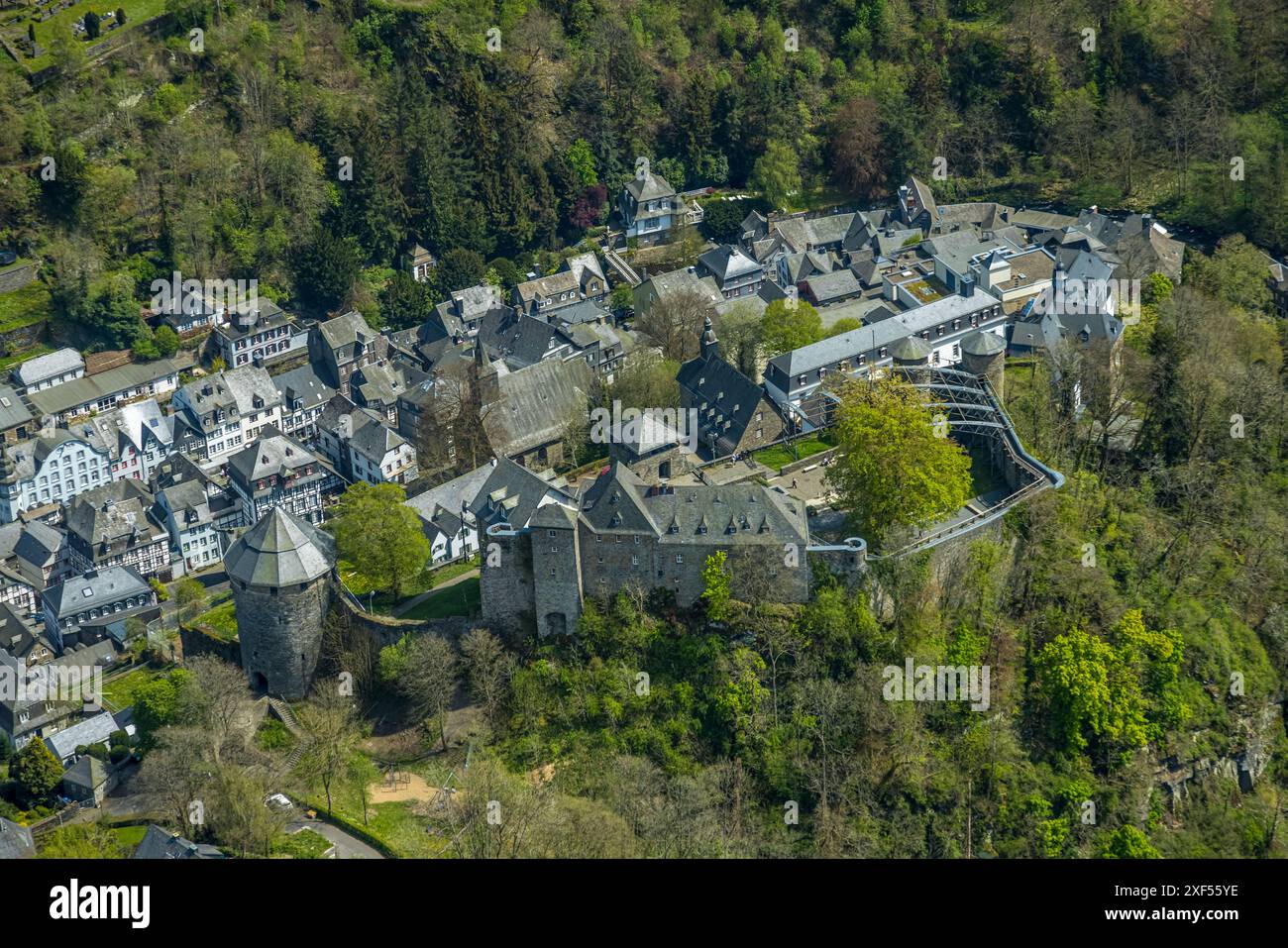 Vista aerea, castello di Monschau, Schloßberg, ostello della gioventù DJH e luogo dell'evento, vista e punto di riferimento, storico edificio medievale, Monschau, Renania settentrionale-W Foto Stock