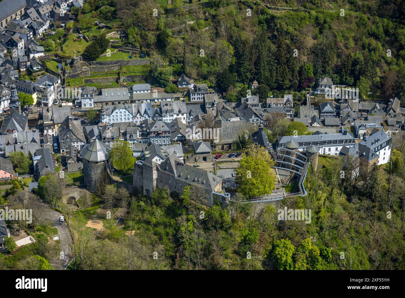 Vista aerea, castello di Monschau, Schloßberg, ostello della gioventù DJH e luogo dell'evento, vista e punto di riferimento, storico edificio medievale, Monschau, Renania settentrionale-W Foto Stock