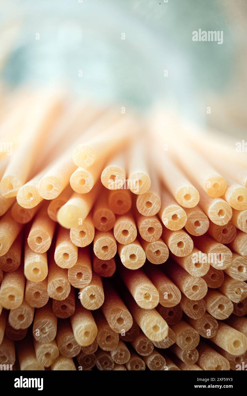 I bucatini secchi terminano con una messa a fuoco limitata Foto Stock