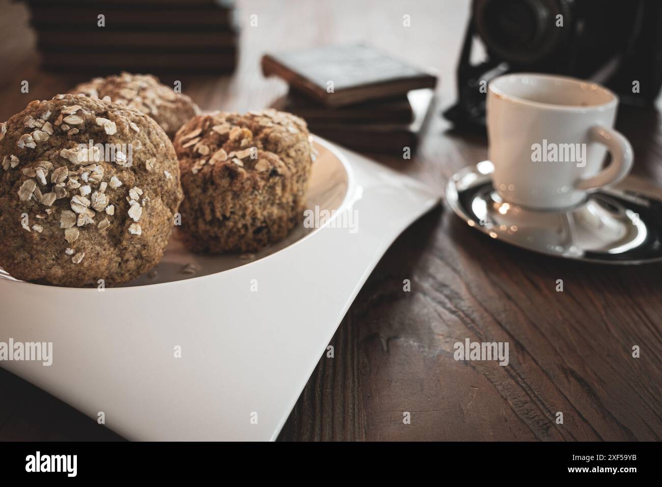Muffin Bran, espresso e libri vintage Foto Stock