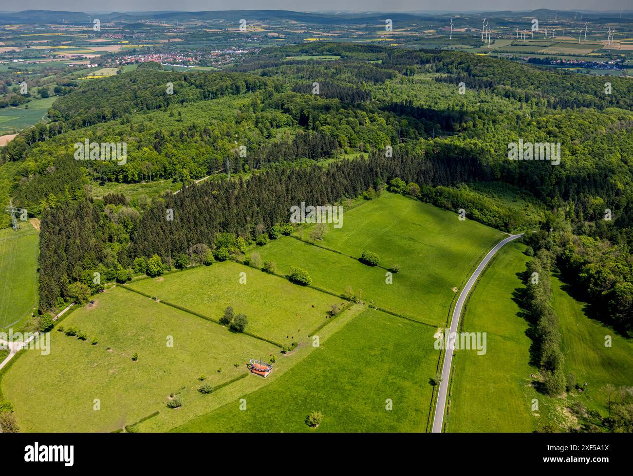 Vista aerea, casa coperta su un prato con barca e nella casa come opera d'arte dell'artista Ilan Averbuch, riserva naturale NSG di Hinnenburger Foto Stock