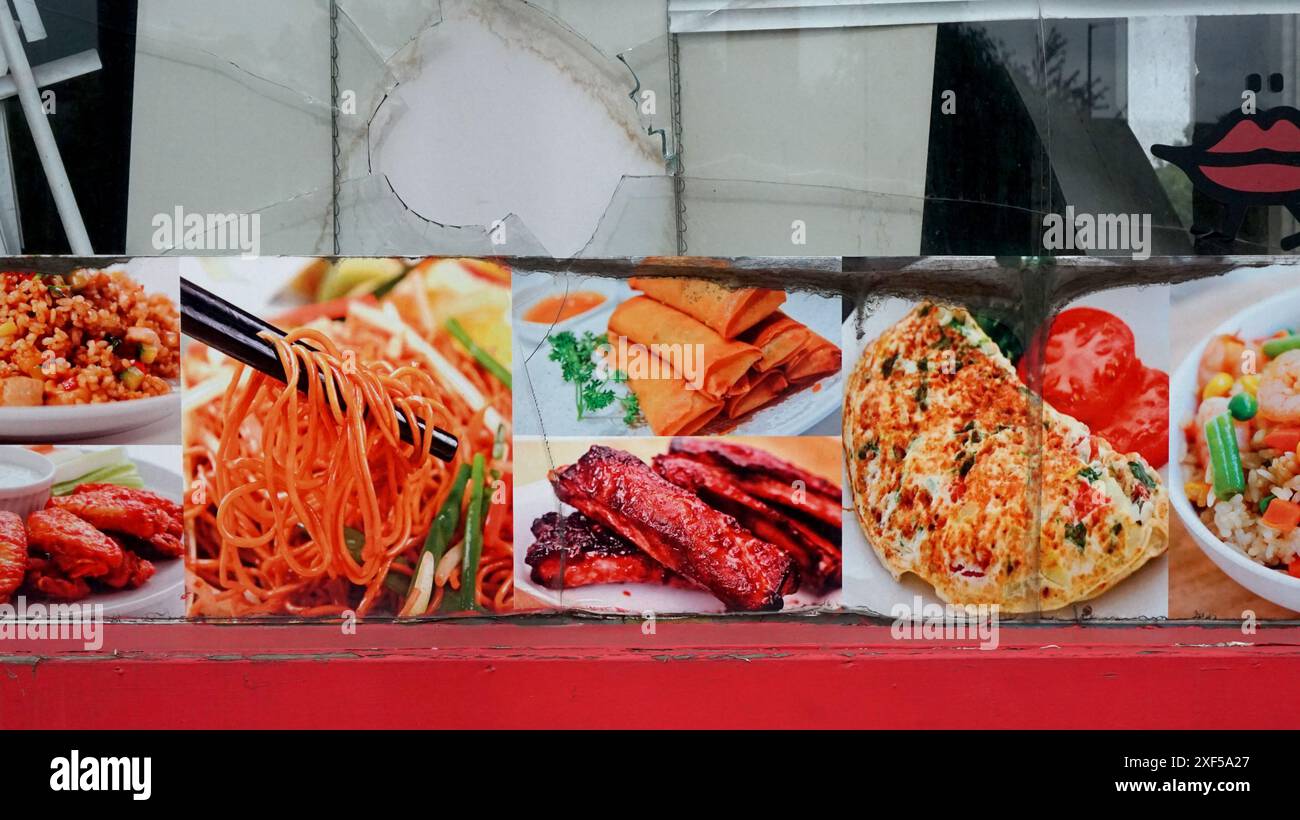 Corner Cafe, cucina cinese, Queens Road Sheffield, chiuso. Ho fame, carrello abbandonato, fast food, degrado urbano, finestra rotta Foto Stock