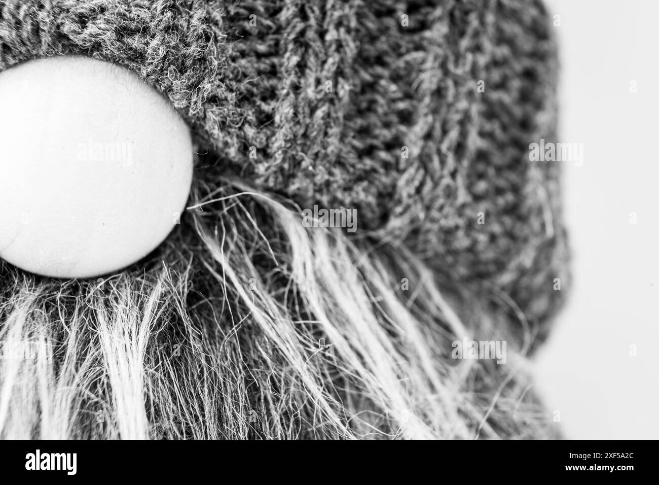 Vista ravvicinata della bambola del troll peloso in bianco e nero Foto Stock
