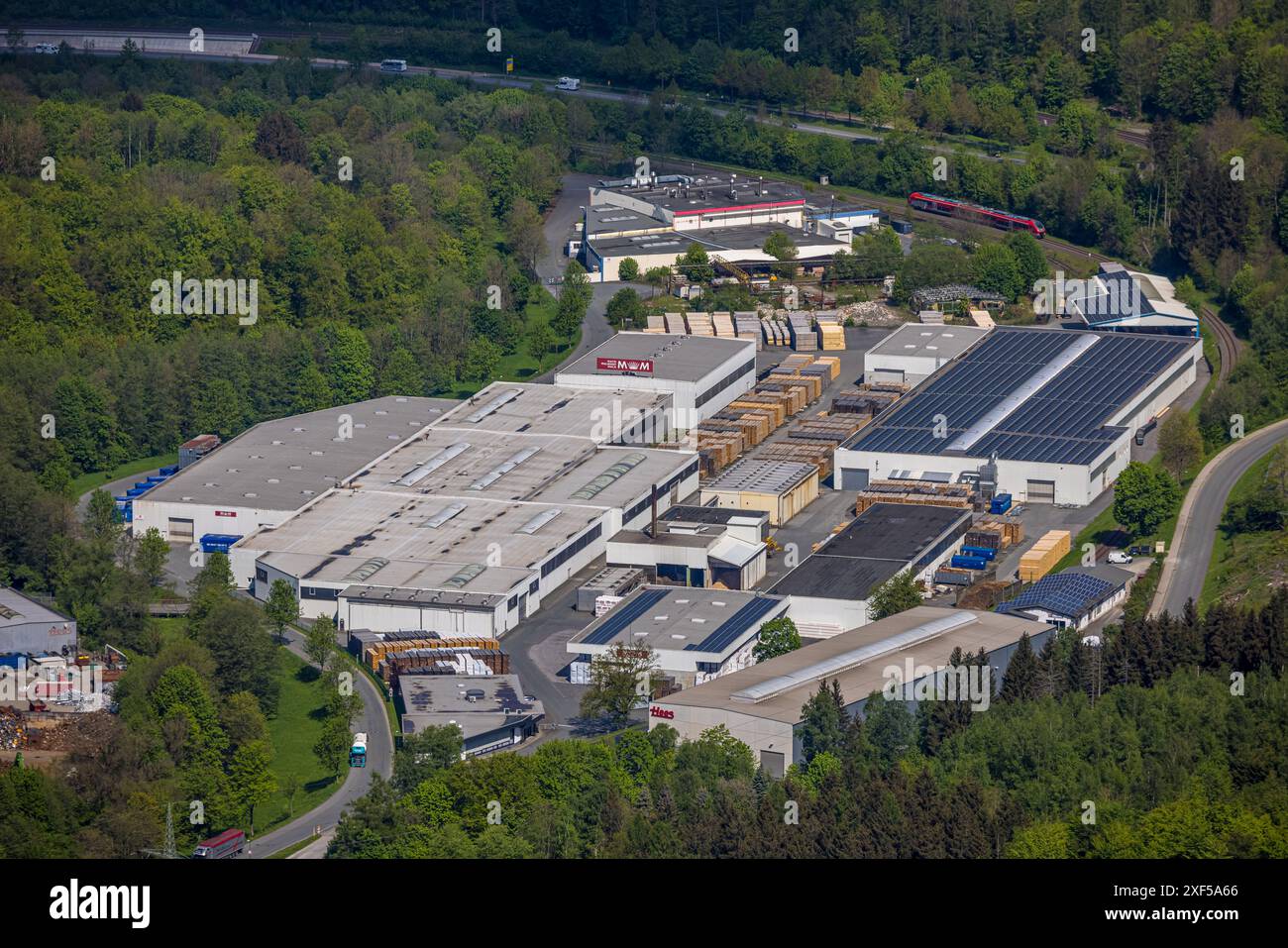 Vista aerea, zona industriale Desmecke Industriestraße, segheria Mayr-Melnhof Holz Olsberg GmbH, tetto solare, dietro Intersnack Deutschland se Olsberg Foto Stock