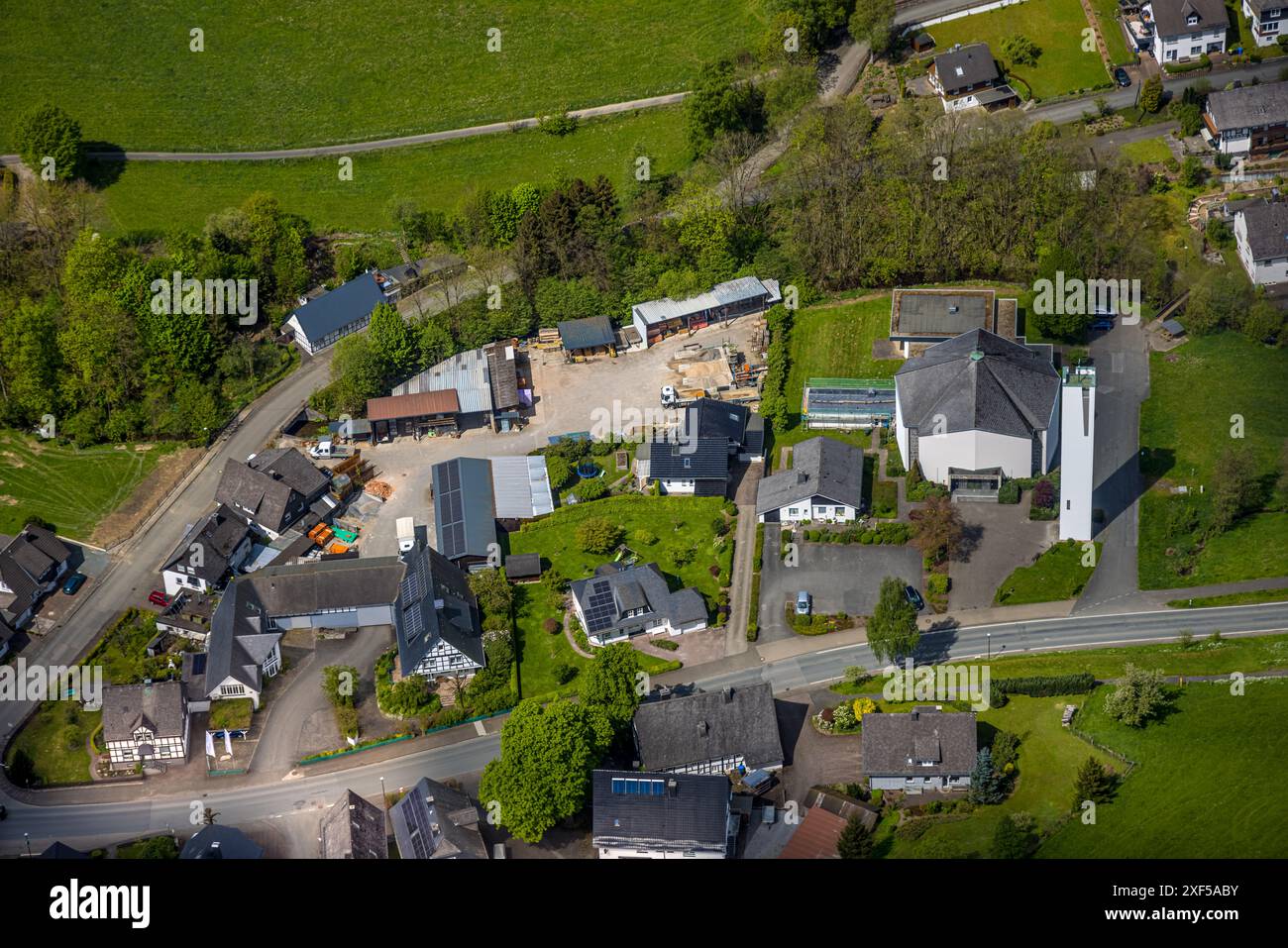 Vista aerea, Chiesa di San Lorenzo, zona industriale an der Schogge, Elleringhausen, Olsberg, Sauerland, Renania settentrionale-Vestfalia, Germania, Aerial phot Foto Stock