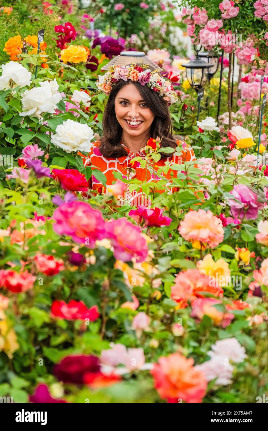 Londra, Regno Unito. 1 luglio 2024. Harkness Roses, Festival of Roses - gli esperti della ricerca sul tumore cerebrale lanciano la nuova rosa di Alfred Robert Boe di Harkness Roses, chiamata così in onore del tenore Alfie Boe, che il padre è morto per la malattia - il 2024 RHS Hampton Court Palace Garden Festival. Crediti: Guy Bell/Alamy Live News Foto Stock