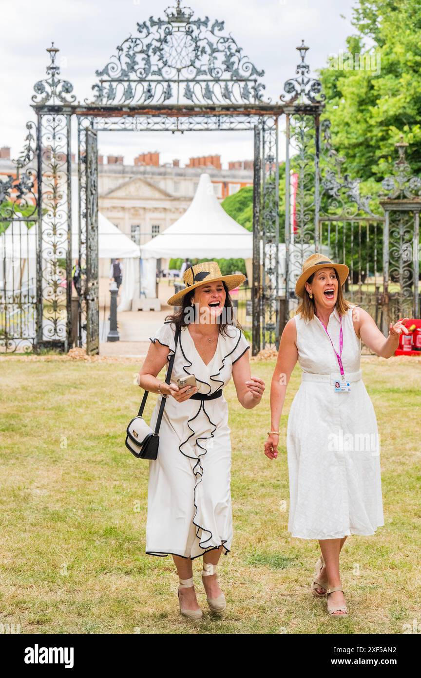 Londra, Regno Unito. 1 luglio 2024. L'influencer Zanne Lee e altri creatori di contenuti registrano la loro visita al 2024 RHS Hampton Court Palace Garden Festival. Crediti: Guy Bell/Alamy Live News Foto Stock