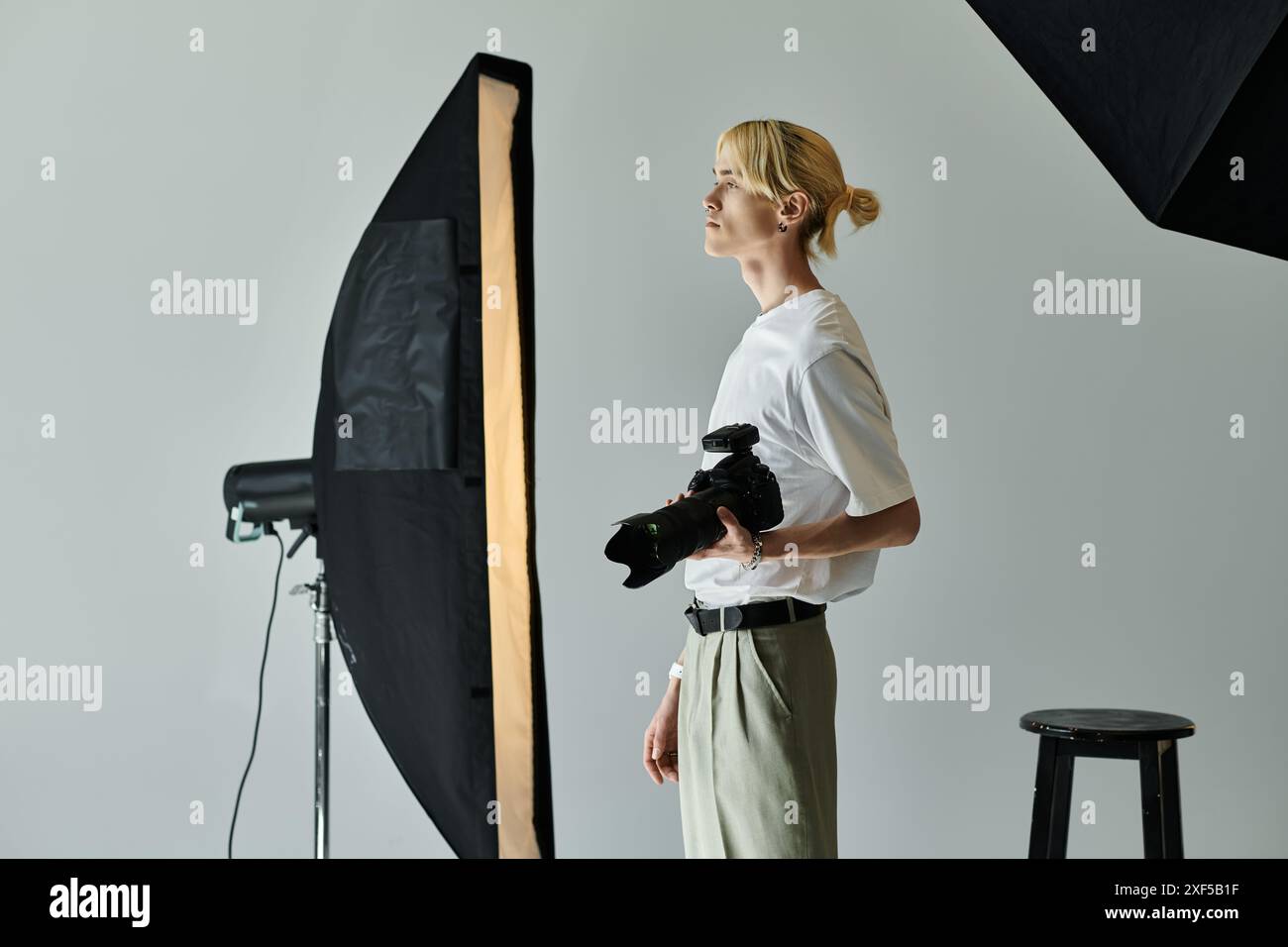 Uomo come fotografo, che guarda lontano. Foto Stock
