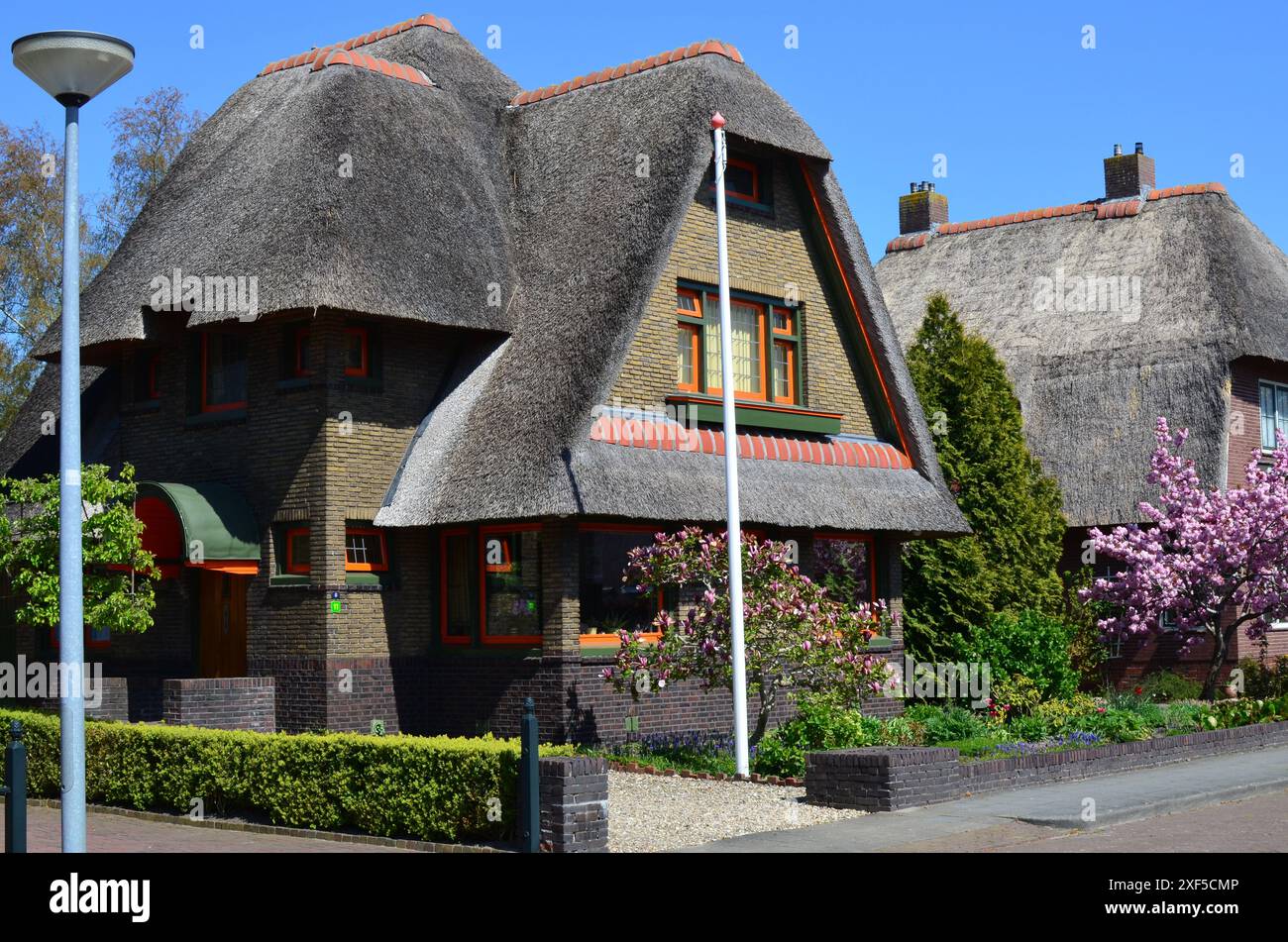 Bell'edificio residenziale con un bel giardino in primavera Foto Stock