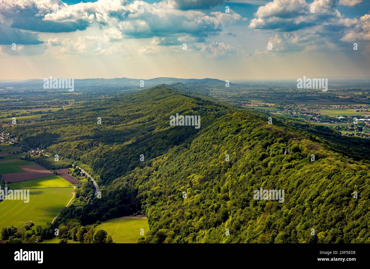 Vista aerea, Wiehengebirge, vista lontana con cielo azzurro e nuvole, Barkhausen, porta Westfalica, Vestfalia orientale, Renania settentrionale-Vestfalia, Germania, Aer Foto Stock