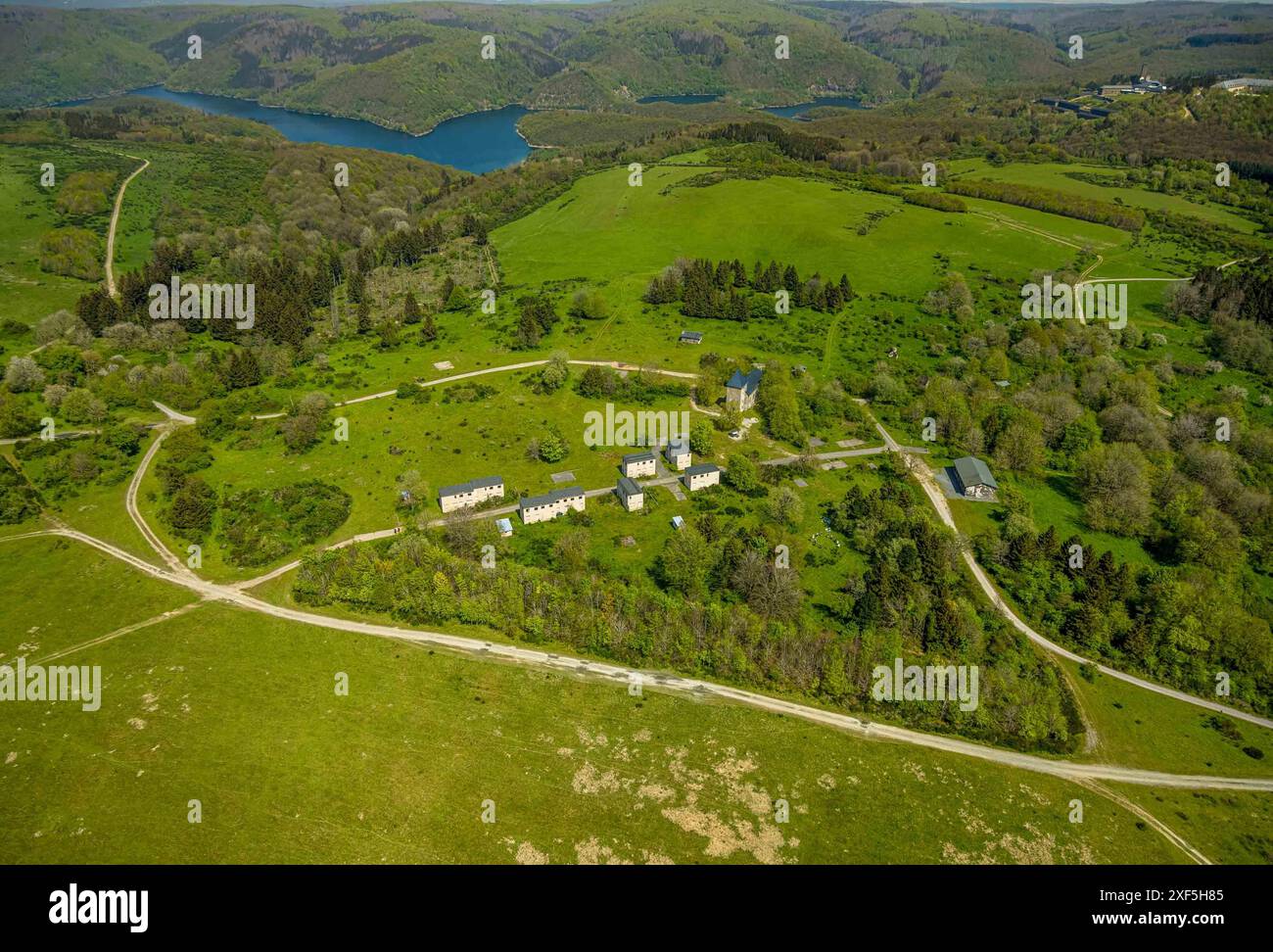 Vista aerea, chiesa di St. Rochus e villaggio abbandonato Wollseifen, villaggio abbandonato, area forestale e riserva naturale dell'altopiano Dreiborn NSG, beh Foto Stock