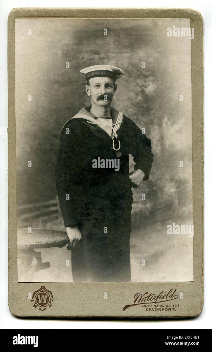 Devon. Circa 1906 – Una fotografia ritratto di un marinaio britannico della Royal Naval Reserve, scattata intorno al 1906 dal fotografo W. H. Waterfield al 38 di Marlborough Street, Devonport, Devon, Inghilterra. Il marinaio indossa sulla manica l'insegna "R" del riservista e il conteggio sul suo cappello indica che è un membro dell'equipaggio dell'incrociatore corazzato classe Devonshire della Royal Navy, H.M.S. Argyll. Questa nave fu varata nel marzo 1904 e completata a Devonport il dicembre 1905. Nell'ottobre 1915 si arenò e fu distrutta. Foto Stock