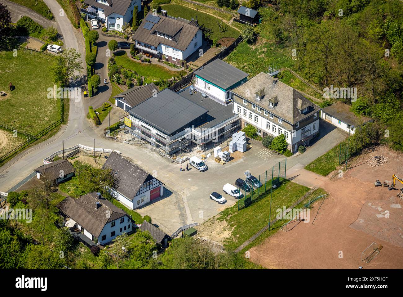 Vista aerea, ex scuola elementare cattolica, cantiere con nuovo edificio, vecchio campo sportivo di cenere, Kirchrarbach, Schmallenberg, Sauerlan Foto Stock