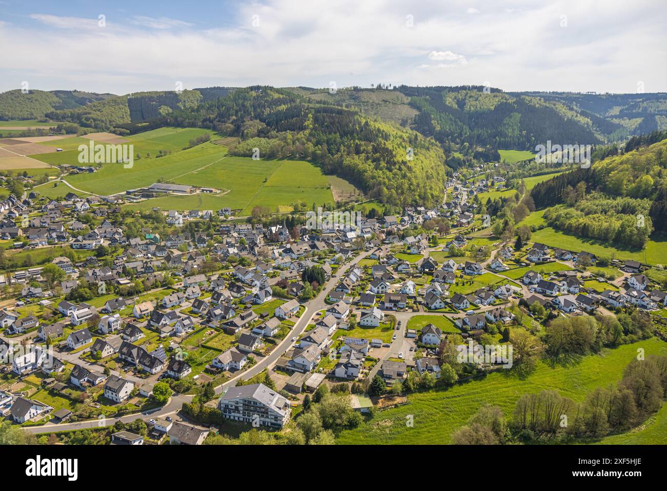 Vista aerea, zona residenziale, vista del quartiere circondato da prati e campi, paesaggio collinare boscoso, Bödefeld, Schmallenberg, Sauerland, nord, DX Foto Stock