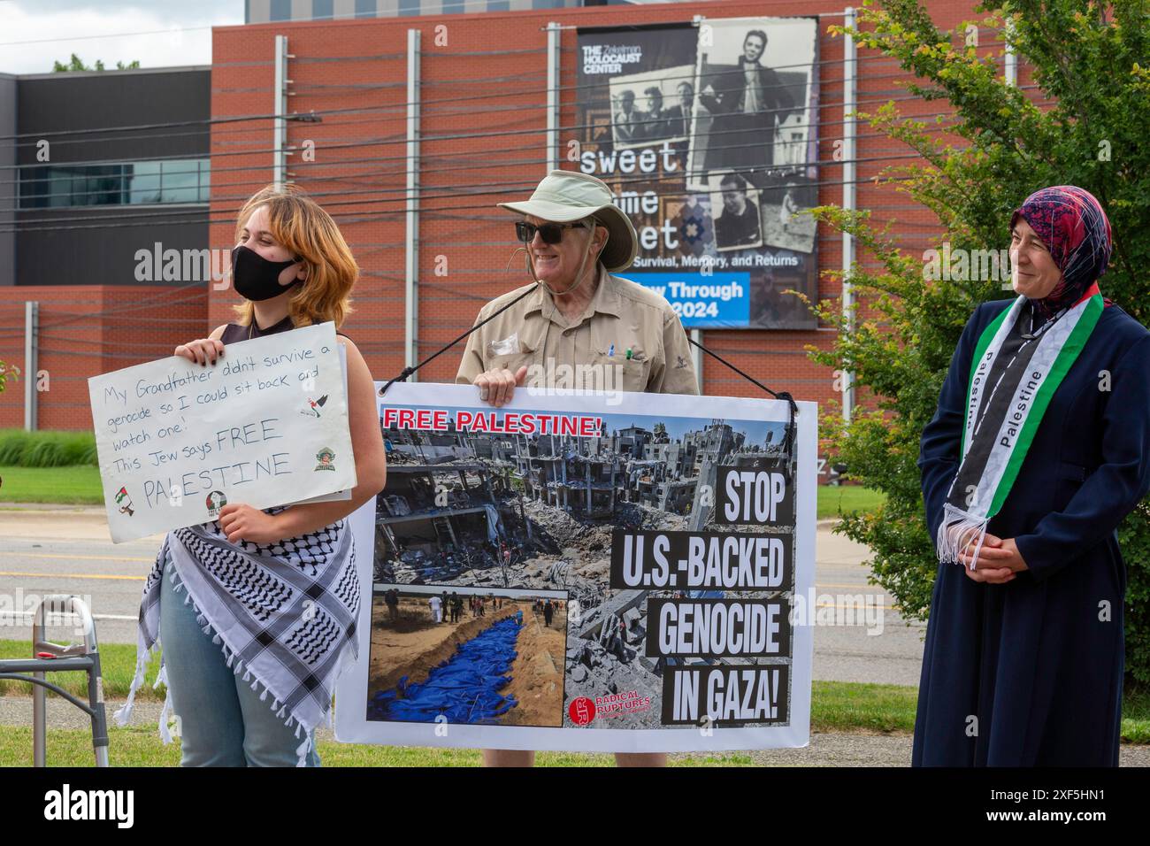 Farmington Hills, Michigan, Stati Uniti. 30 giugno 2024. Una protesta, organizzata da membri della comunità ebraica, chiede che il Museo Zekelman dell'Olocausto si opponga al genocidio a Gaza rilasciando una dichiarazione per un cessate il fuoco permanente. Crediti: Jim West/Alamy Live News Foto Stock