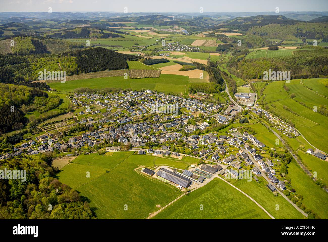 Vista aerea, vista del villaggio della zona residenziale circondata da prati e campi, paesaggio collinare boscoso, Bödefeld, Schmallenberg, Sauerland, Renania settentrionale-ovest Foto Stock