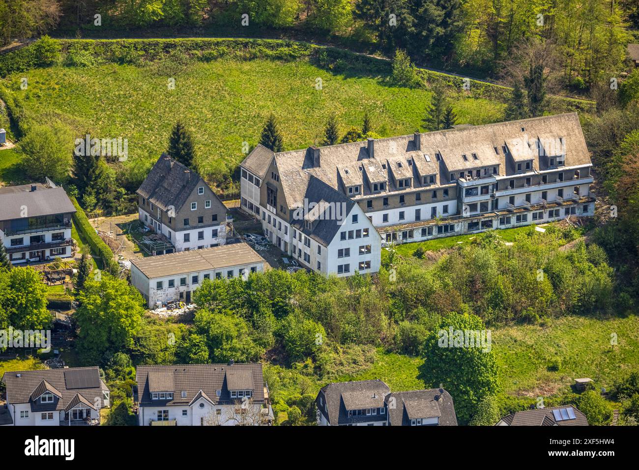 Vista aerea, sala di tiro St. Vitus-Schützenbruderschaft, con tetto solare, Bödefeld, Schmallenberg, Sauerland, Renania settentrionale-Vestfalia, Germania, Aeria Foto Stock