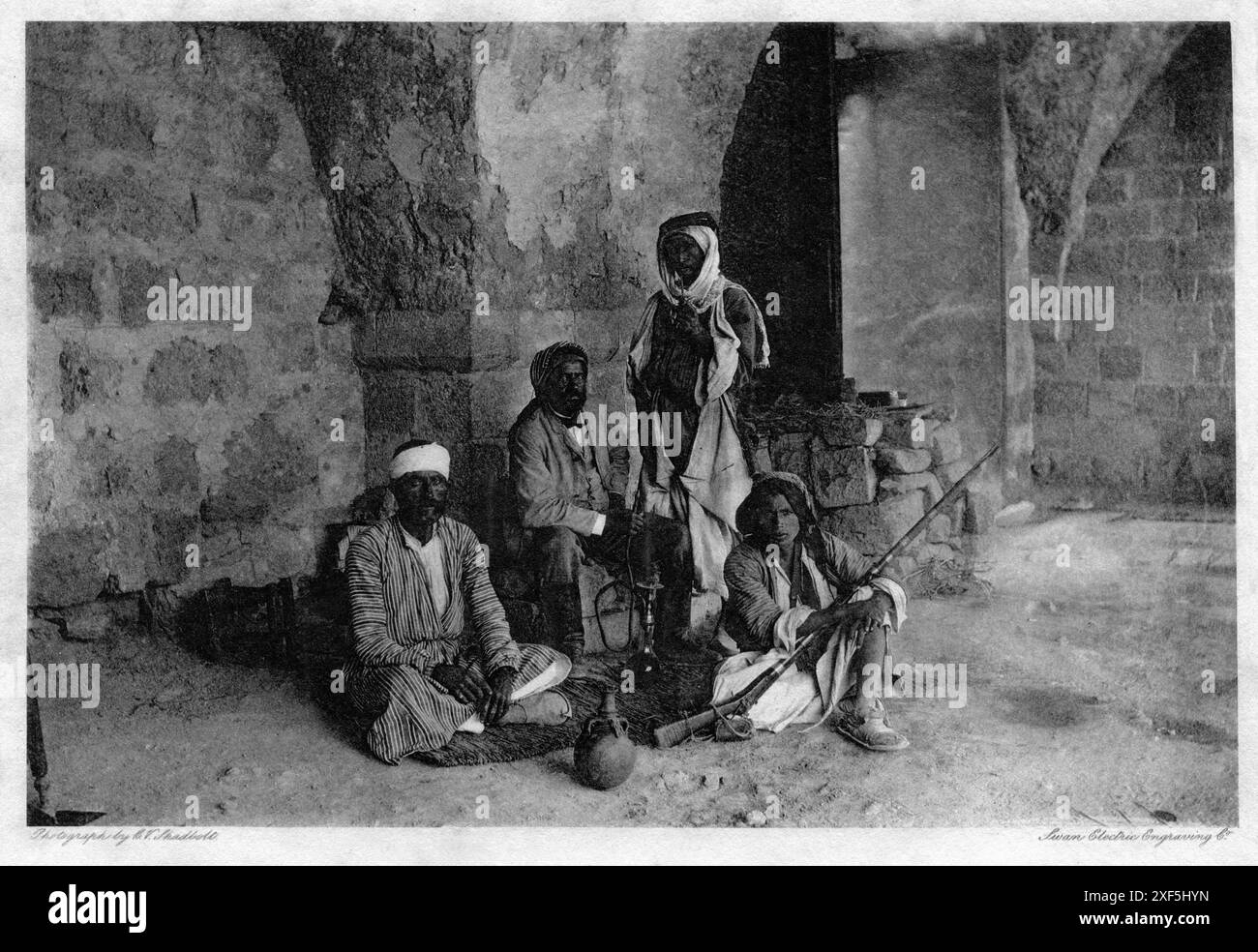 Palestina. 1880s – Una fotografia della Swan Electric Engraving Company riprodotta da una fotografia di Cecil Victor Shadbolt, scattata durante il suo viaggio attraverso la Palestina. La stampa è intitolata "Una guardia del corpo per il viaggio a Gerico". Foto Stock