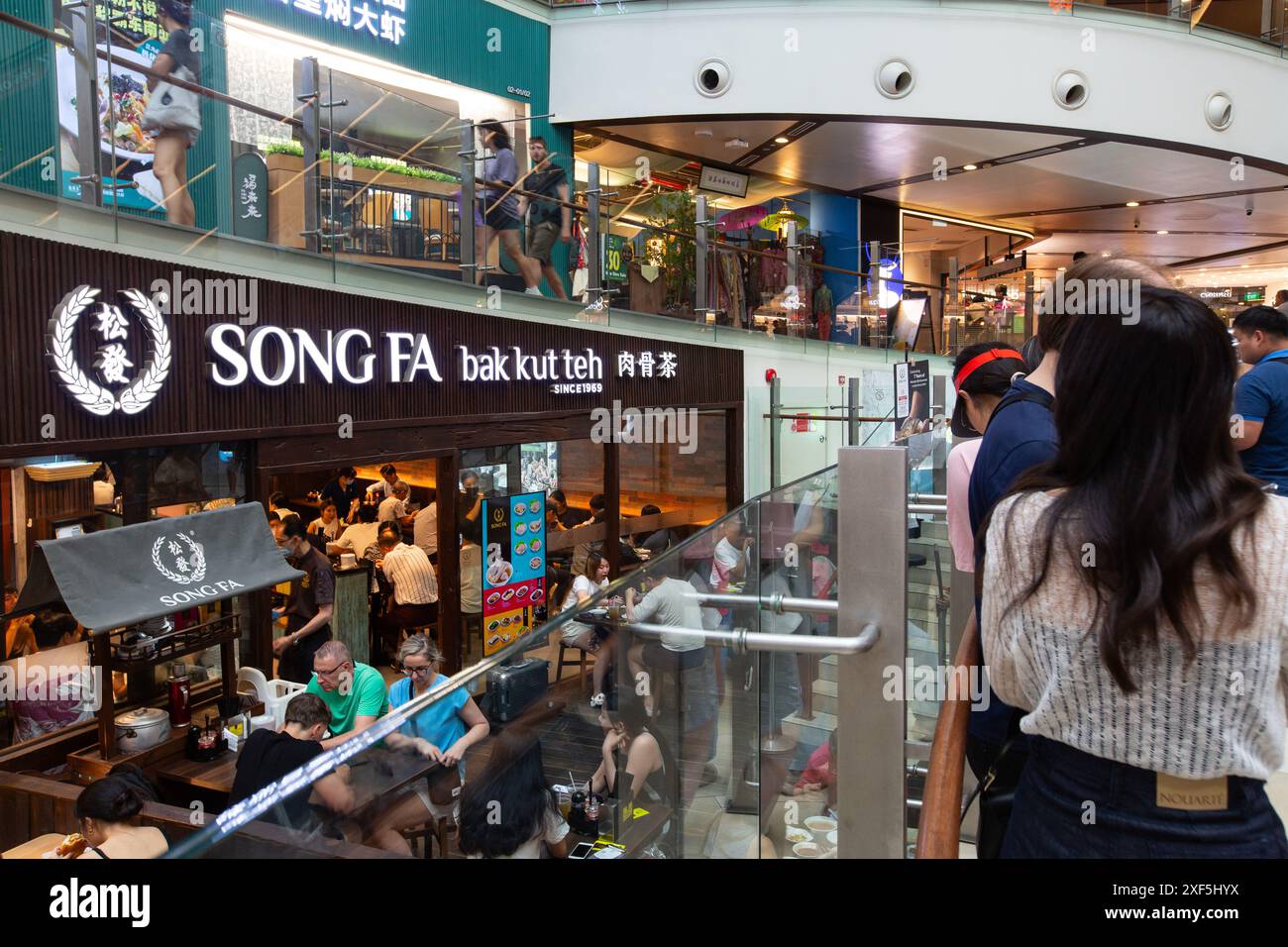 Ristorante Song fa Bak Kut Teh a Chinatown Point. La gastronomia Diners è in coda all'esterno mentre l'outlet è in piena capacità. Pettorale con guida Michelin Singapore. Foto Stock
