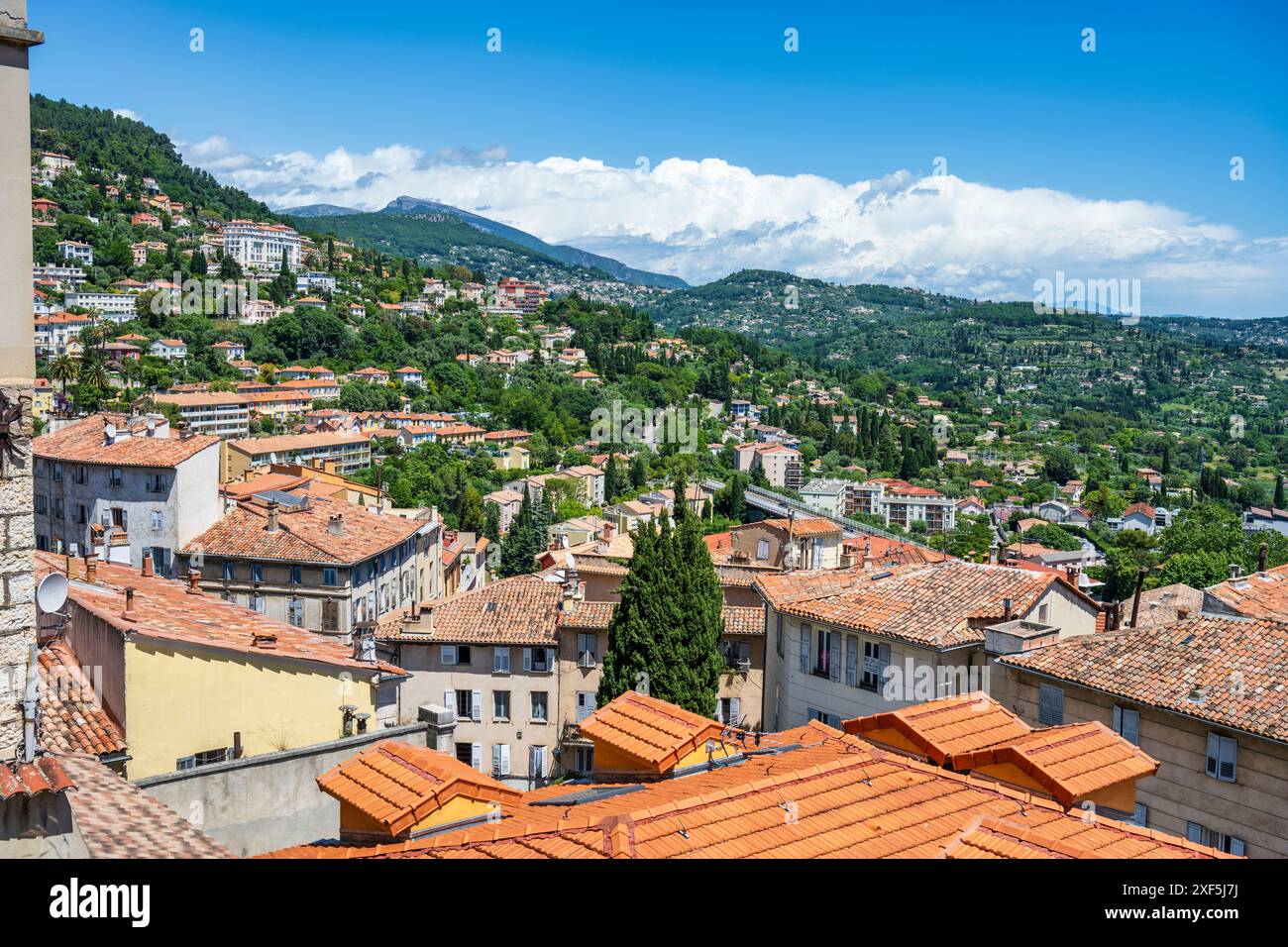 Vista della città da Place du 24 Aoû a Grasse, una città sulle colline a nord di Cannes, nella Costa Côte Azzurra, Provenza, Francia Foto Stock