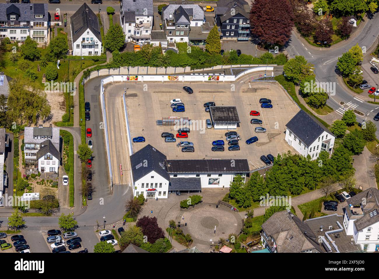 Vista aerea, parcheggio HIT supermarket, parcheggio auto, Schmallenberg, Sauerland, Renania settentrionale-Vestfalia, Germania, foto aerea, HIT Supermarkt, P Foto Stock