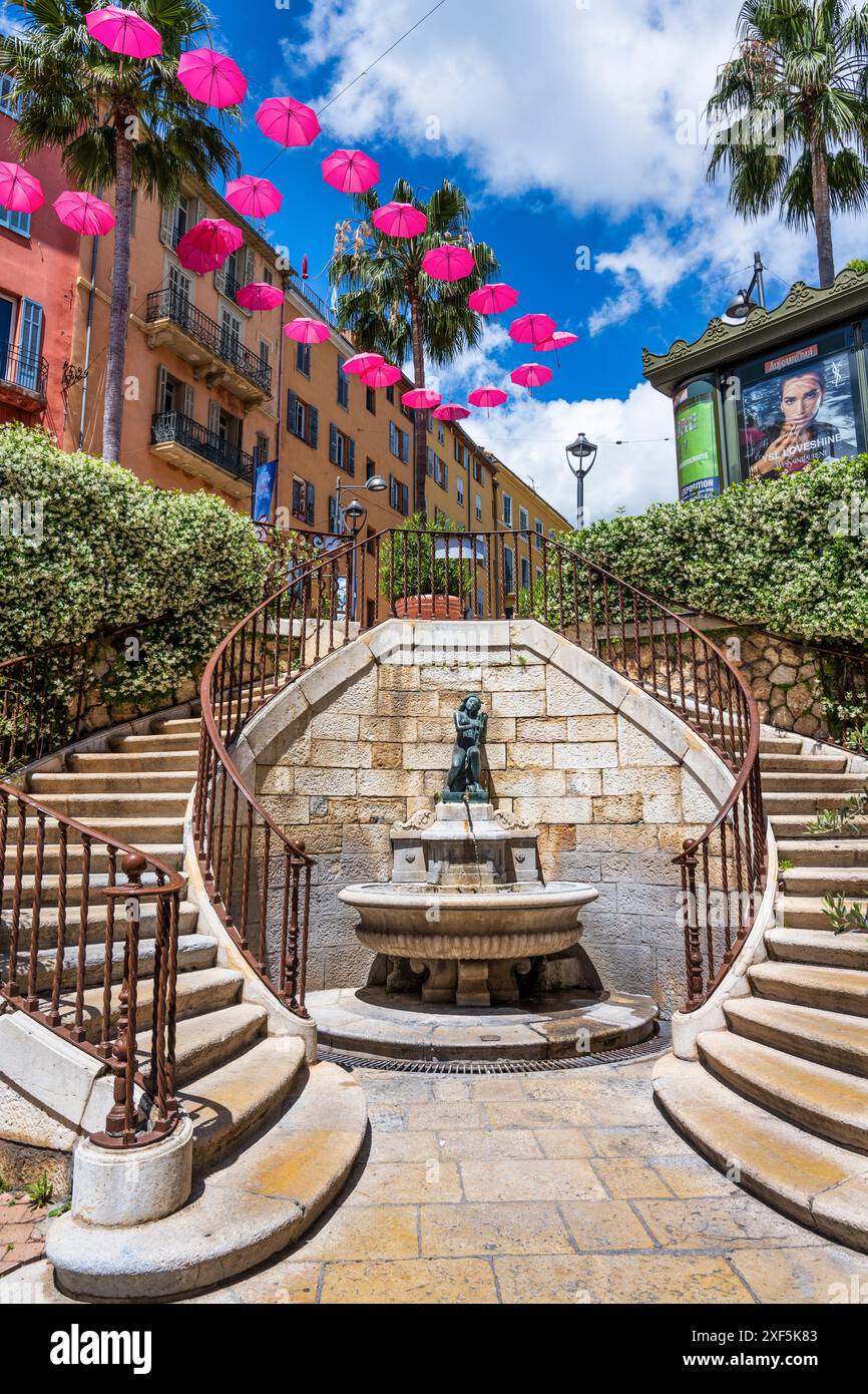 Scale che portano a Fontaine du Thouron, con la scultura in bronzo Harmonie, nella città vecchia di Grasse sulla Costa Côte Azzurra, in Provenza, in Francia Foto Stock