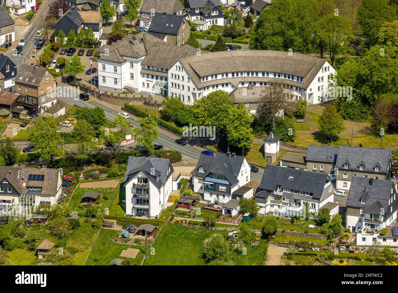 Vista aerea, municipio e monumento storico di Schmalenhaus, Schmallenberg, Sauerland, Renania settentrionale-Vestfalia, Germania, foto aerea, Municipio, Schma Foto Stock
