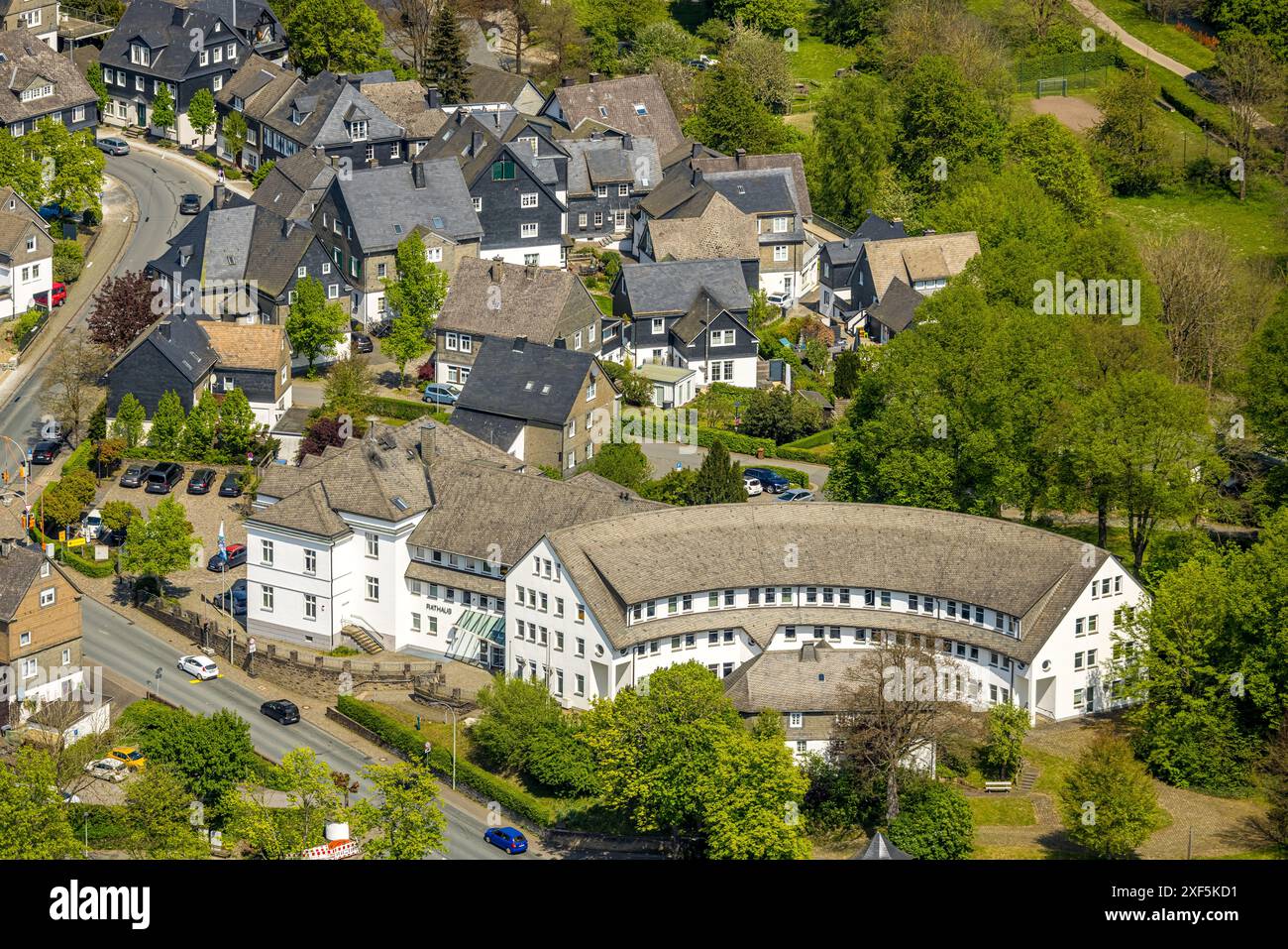 Vista aerea, municipio e monumento storico di Schmalenhaus, Schmallenberg, Sauerland, Renania settentrionale-Vestfalia, Germania, foto aerea, Municipio, Schma Foto Stock