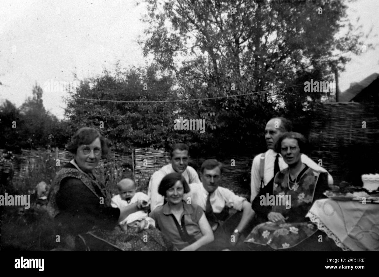 Riunione di famiglia: Battesimo di Eileen Elster alla chiesa di Benhilton, Surrey, Inghilterra. 1929. Da un album fotografico c1920, le immagini originali erano di varie dimensioni. Una nota con l'album affermava: "Questo album è stato inviato in Inghilterra dagli esecutori di Helen Friese la cui madre era una sorella Elster di Augustus Karl. La famiglia emigrò a Chicago da Triev, in Germania. Helen era un'insegnante e figlia unica. Karl Friese e suo fratello sposarono due sorelle Elster, Dina e Leise". Immagini di famiglia e immagini di Chicago, molte erano istantanee. Queste erano fotografie amatoriali. Foto Stock