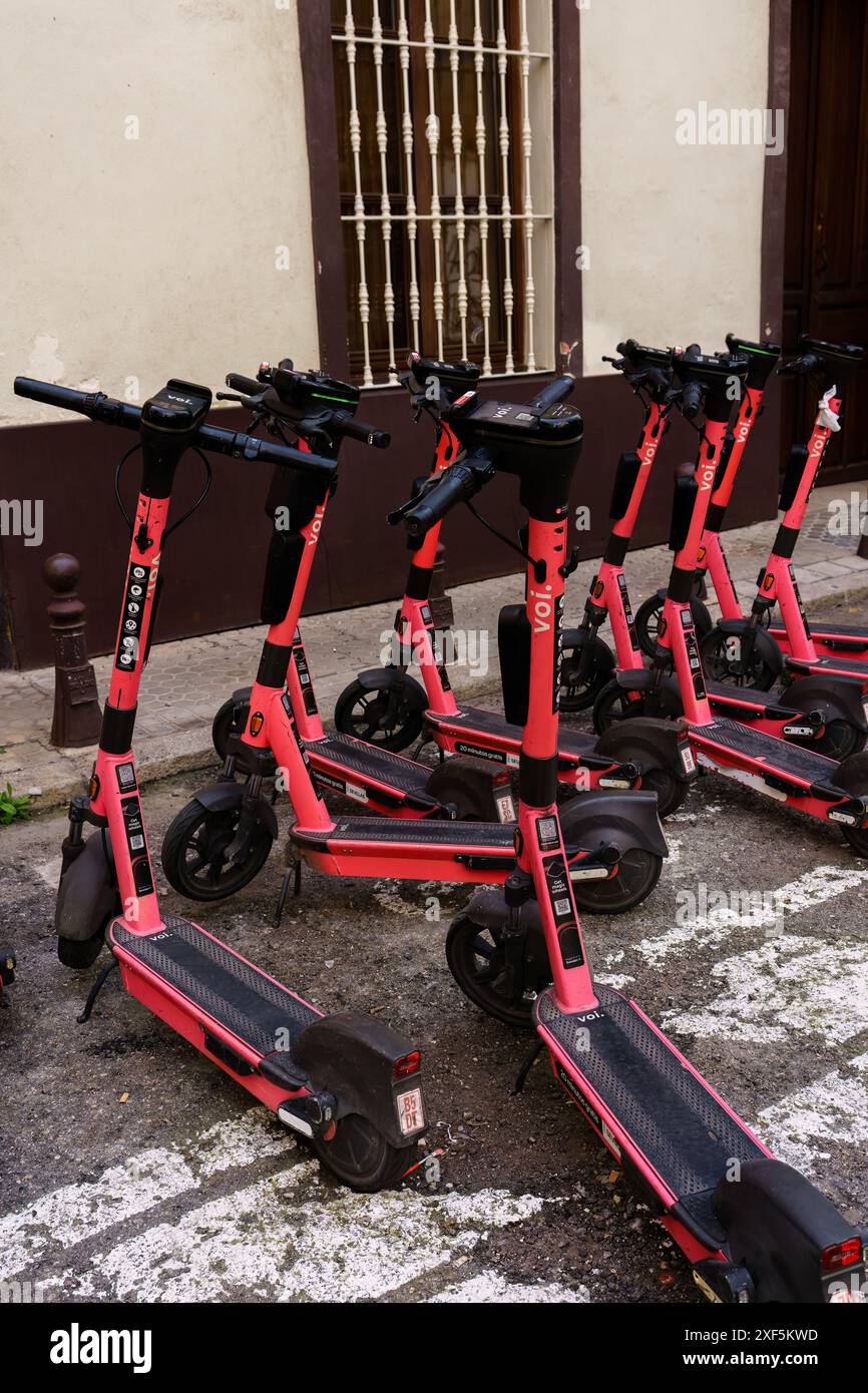 Siviglia, Spagna. 5 febbraio 2024 - voi. scooter elettrici per strada Foto Stock