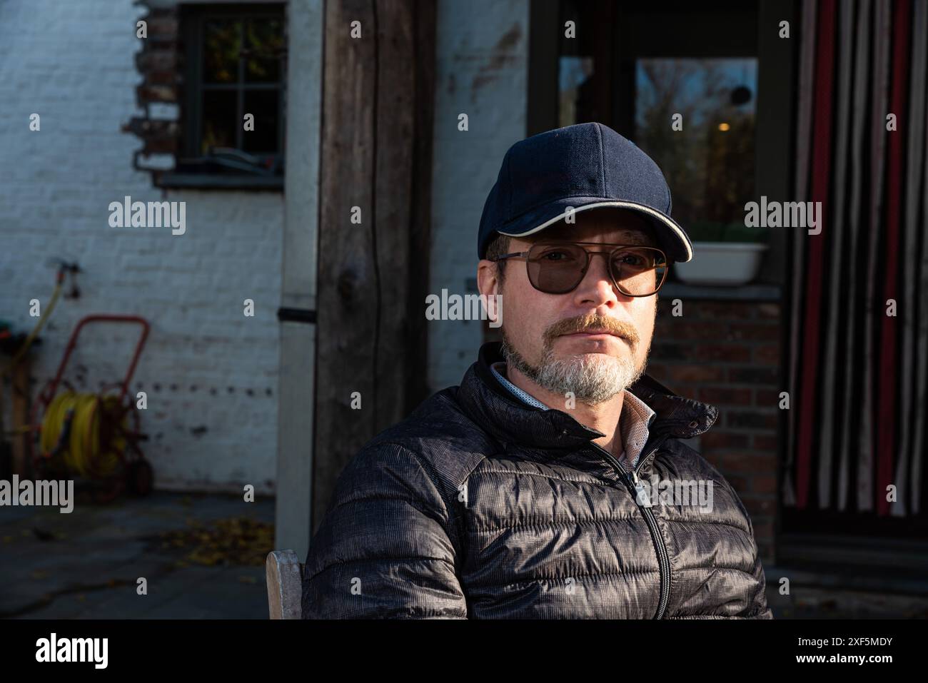Ritratto casual all'aperto di un uomo bianco di 48 anni che indossa occhiali e barba, Borchtlombeek, Fiandre, Belgio. Modello rilasciato Foto Stock