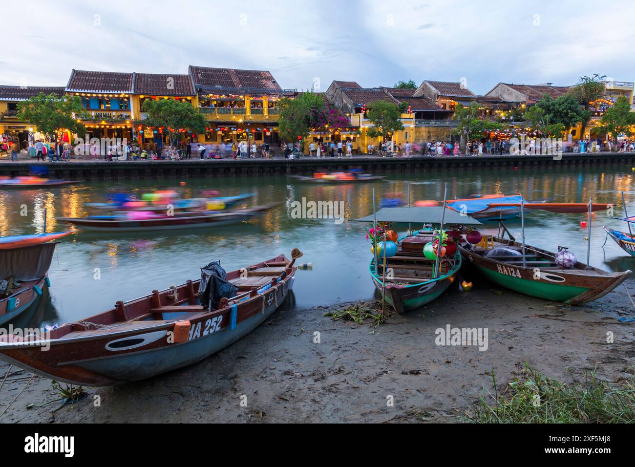 Lunga esposizione di barche con lanterne colorate che costeggiano il fiume Thu Bon a Hoi An, Hoian, Vietnam centrale, Asia a giugno Foto Stock