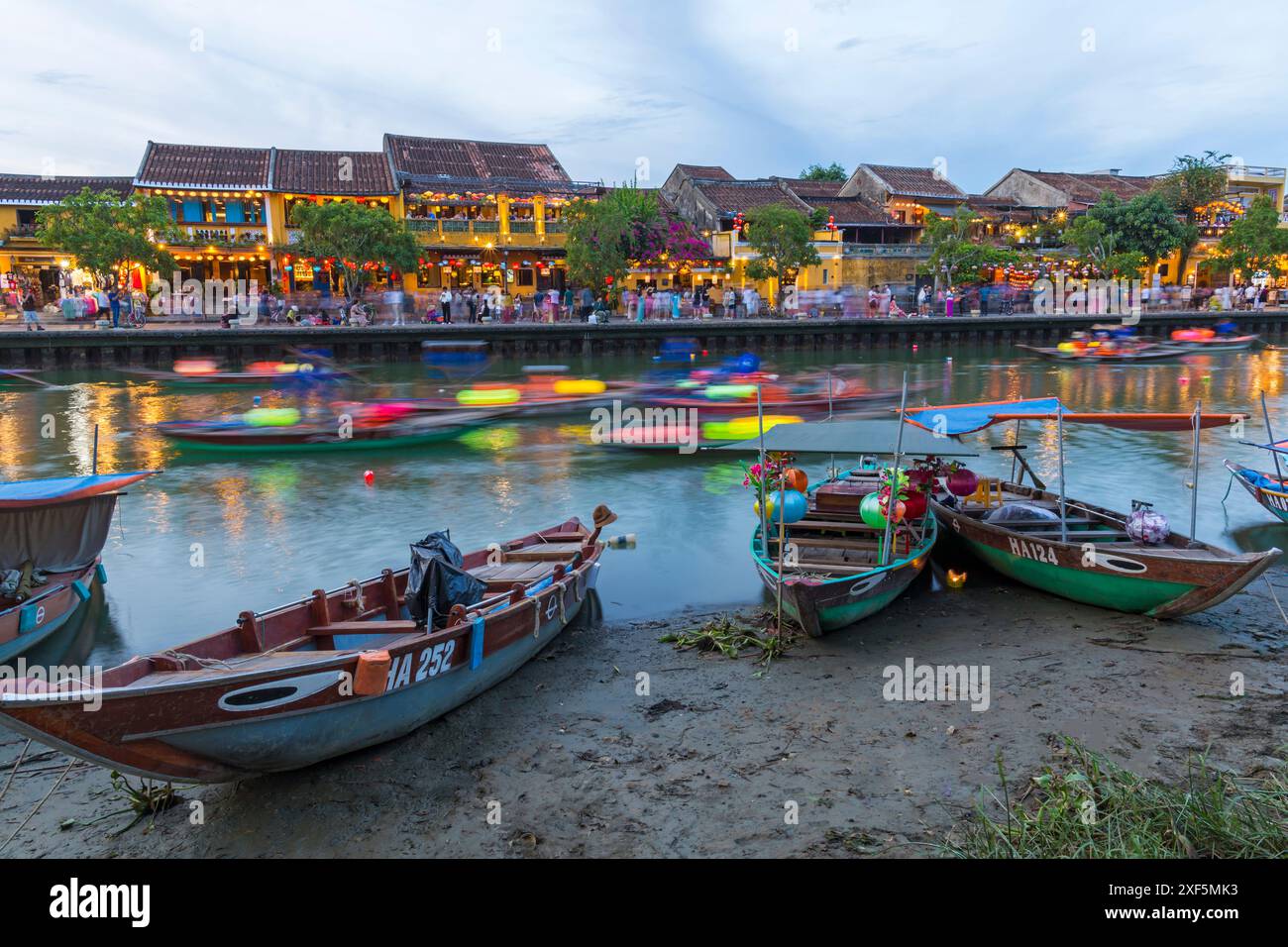 Lunga esposizione di barche con lanterne colorate che costeggiano il fiume Thu Bon a Hoi An, Hoian, Vietnam centrale, Asia a giugno Foto Stock