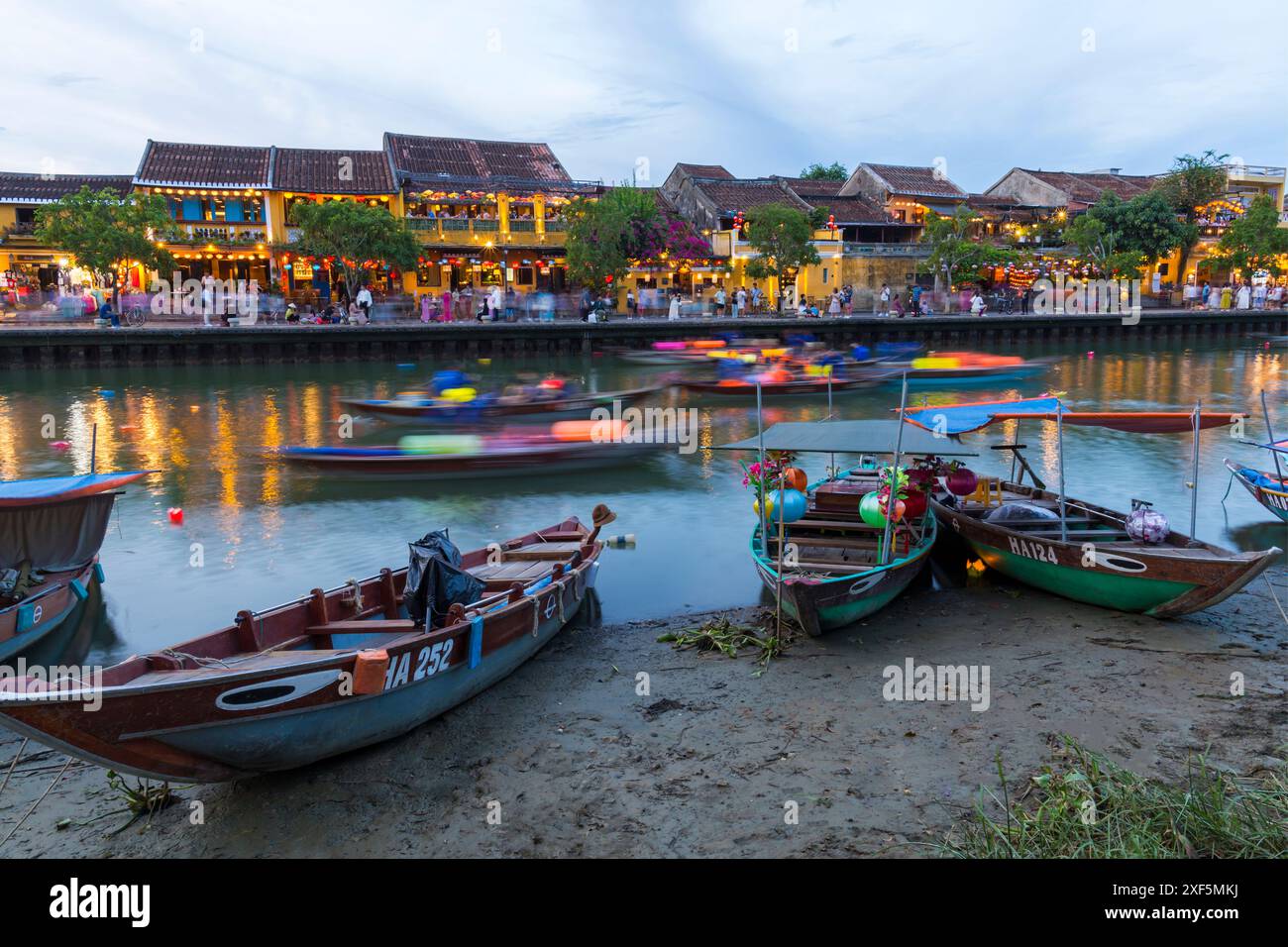 Lunga esposizione di barche con lanterne colorate che costeggiano il fiume Thu Bon a Hoi An, Hoian, Vietnam centrale, Asia a giugno Foto Stock