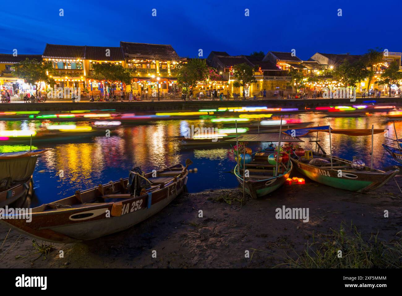 Lunga esposizione di barche con lanterne colorate che costeggiano il fiume Thu Bon in Blue Hour a Hoi An, Hoian, Vietnam centrale, Asia a giugno Foto Stock