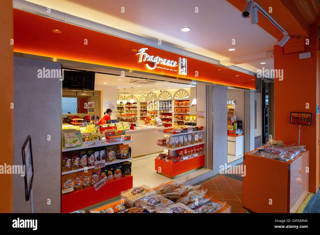Negozio di bakkwa di marca fragranza, o prodotti a base di carne secca, molto simile a quelli di cinese locale, situato a Chinatown. Singapore. Foto Stock