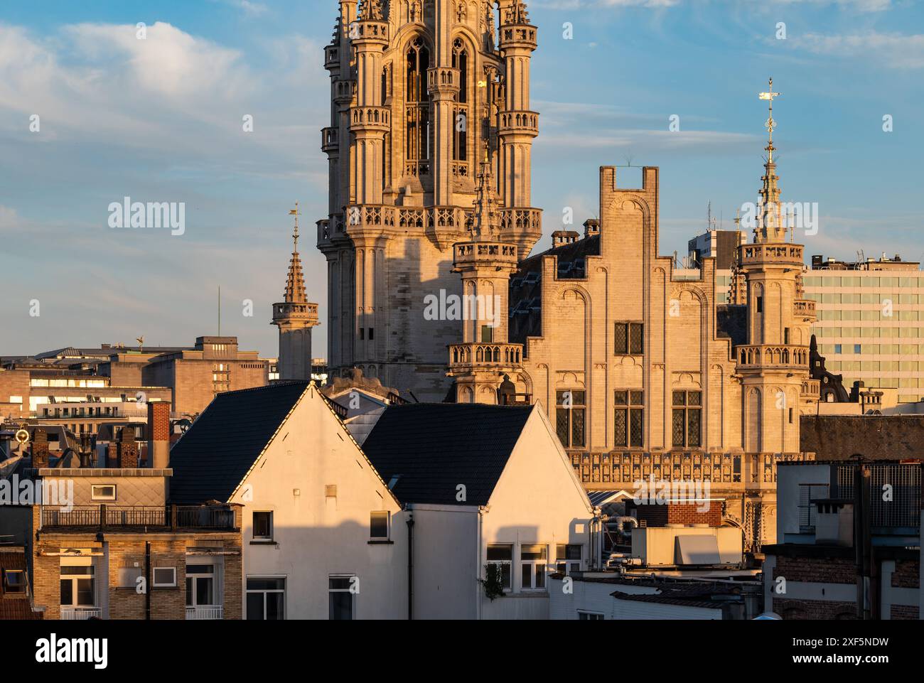 28 giugno 2024 - città vecchia di Bruxelles, Belgio - Vista dall'alto angolo sul centro storico della città e sulla chiesa di San Nicola durante l'ora d'oro Foto Stock