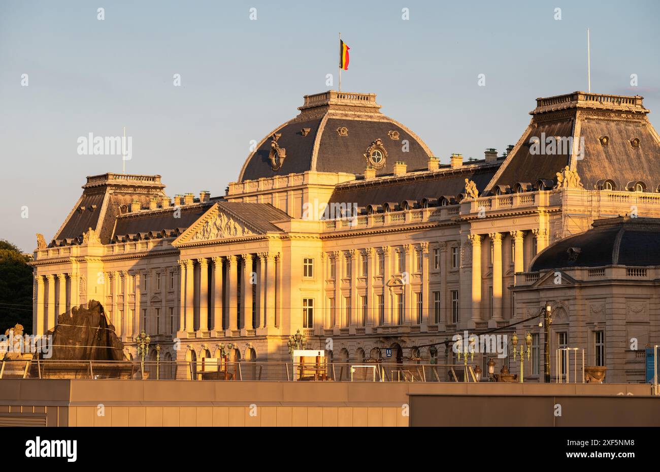 Città vecchia di Bruxelles, Belgio, 23 giugno 2024 - Vista ad alto angolo sul Palazzo reale durante l'ora d'oro Foto Stock