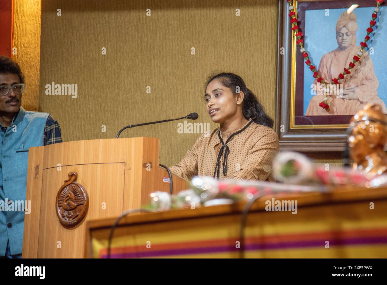 1 luglio 2024, Kolkata, Bengala Occidentale, India: Olympian, Padmashri Awardee, premio KhelRatna Dipa Karmakar. Il primo ginnasta indiano a vincere l'oro nel Campionato Asiatico Senior a Taskhent, Uzbekistan negli ultimi tempi è a Kolkata per il programma di felicitazione organizzato da Bangla-Tripura Moitree Mancho & Swami Vivekananda Vidyamandir con il coach premiato Dronacharyya Bishweshwar Nandi. Il programma si è tenuto presso la sala Vivekananda della missione Ramkrishna il 30 giugno 2024. Un francobollo commemorativo speciale è stato rilasciato in collaborazione con Dept of Post, Govt of India, Kolkata Circle in questa occasione. Dipa Karmakar accesa Foto Stock