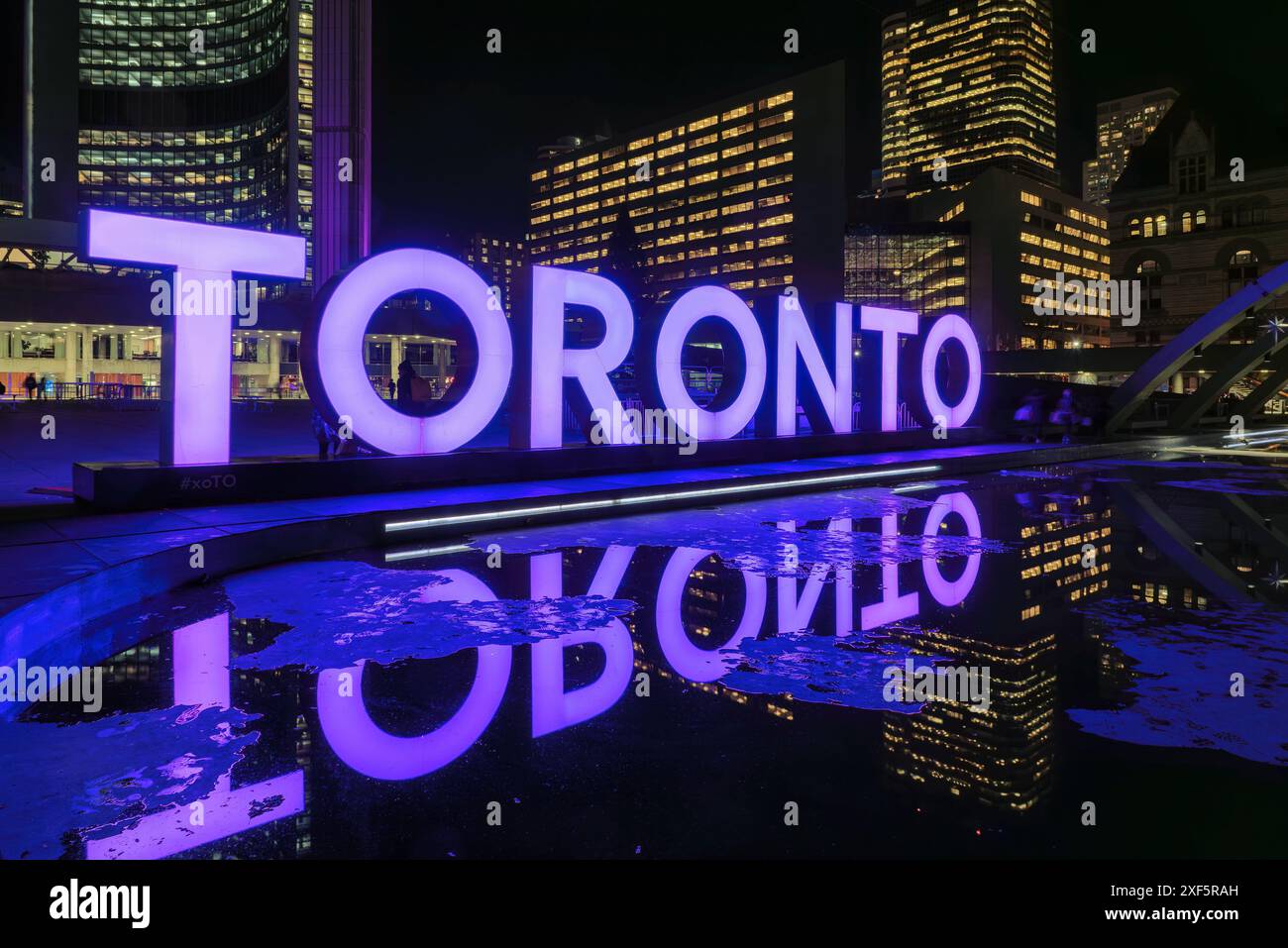 Insegna di Toronto di notte, in Nathan Phillips Square, Toronto, Canada. Foto Stock